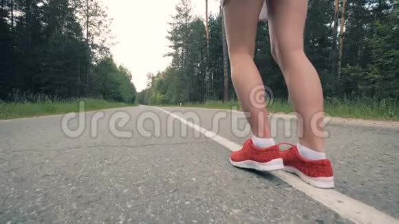 女性的腿开始缓慢运动的跑步女运动员慢跑视频的预览图