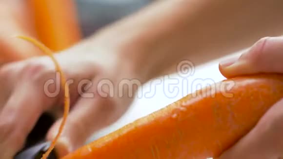 蔬菜削皮器手剥胡萝卜视频的预览图