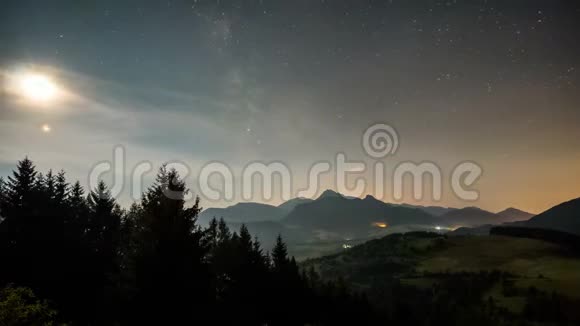 月亮升起在繁星点点的夜晚银河笼罩在群山之中视频的预览图