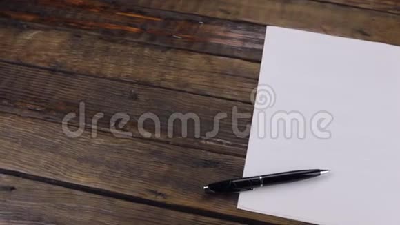 全景笔躺在一张白纸上有一个地方为你的文字视频的预览图