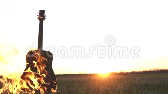 在田野里燃烧吉他视频的预览图