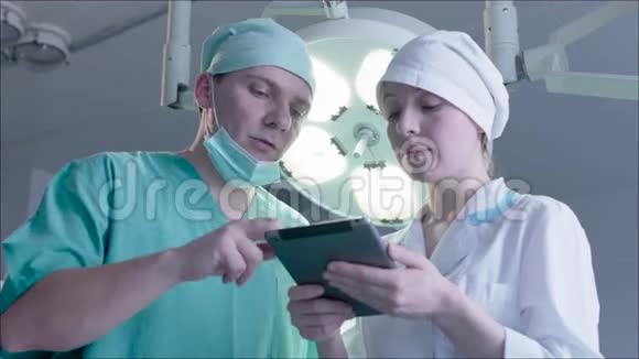 医生和护士在手术室用药片视频的预览图
