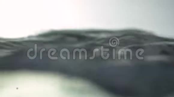 液体表面向不同侧面流动的抽象背景视频的预览图