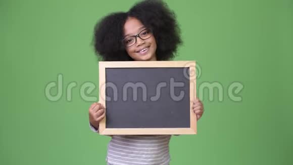 年轻可爱的非洲女孩非洲头发拿着黑板视频的预览图