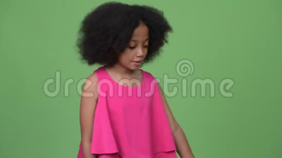 年轻可爱的非洲女孩一头非洲头发对着镜头说话视频的预览图