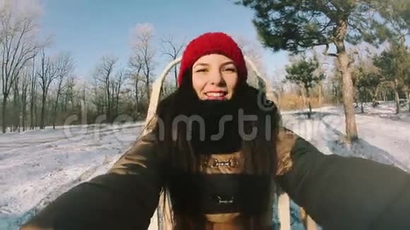 坐雪橇的女孩视频的预览图