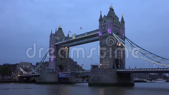 伦敦塔桥黄昏日落轮船泰晤士河游船视频的预览图