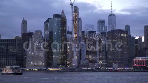 从纽约哈德逊河俯瞰曼哈顿天际线视频的预览图