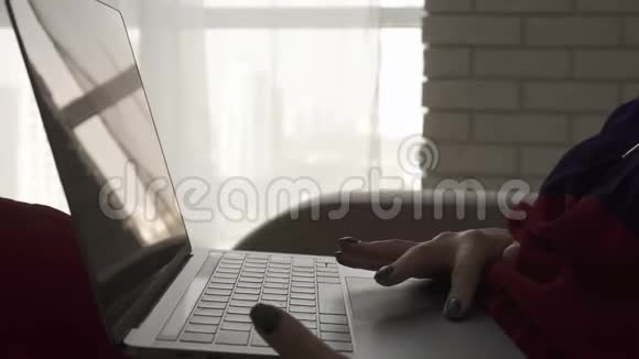 女人手在笔记本电脑上打字的特写键盘上的女性打字在家工作的自由职业者女孩视频的预览图