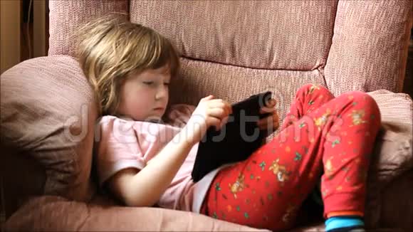 幼儿在平板电脑或电脑上玩视频的预览图