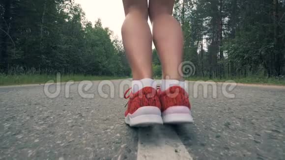 女足穿着运动鞋开始缓慢运动健康苗条的年轻女运动员跑步视频的预览图