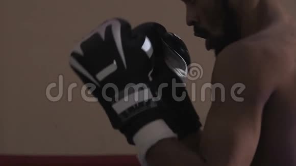 摔跤手和他的教练一起锻炼身体从肘部猛击视频的预览图