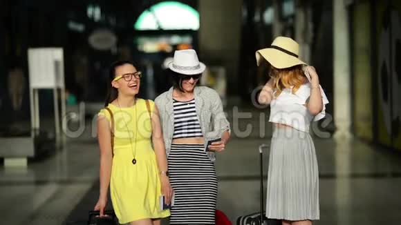三个有魅力的女孩在暑假一起旅行有飞机票的漂亮女士视频的预览图
