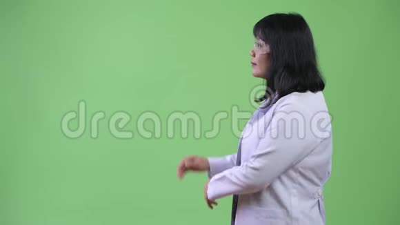 亚洲女医生戴防护眼镜和思考的轮廓图视频的预览图