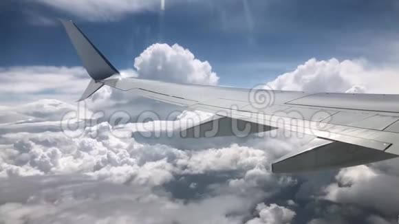 云层中的飞机机翼从飞机的窗口看视频的预览图