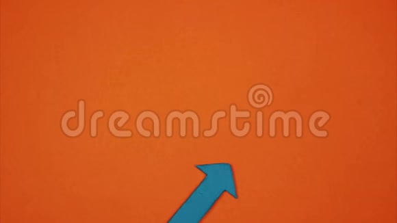橙色背景上的蓝色箭头转换为百分比符号停止运动视频的预览图