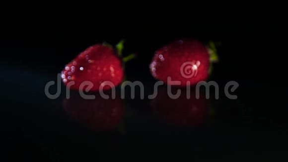 手把草莓放在桌子上视频的预览图