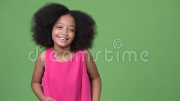 年轻可爱的非洲女孩一头非洲头发笑着视频的预览图
