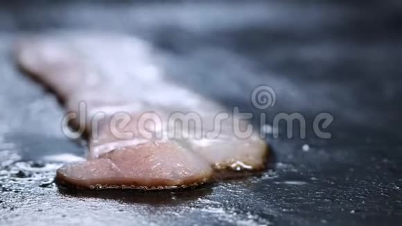在热烤架上烤制的培根片一个厨师在专业的厨房里炸薯条然后把培根切片视频的预览图