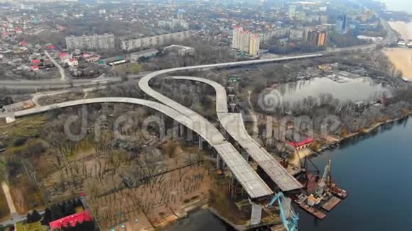 公路和桥梁的废弃建筑工地4k空中射击视频的预览图