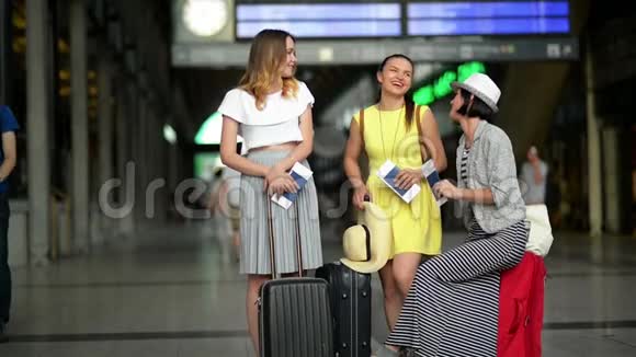 有趣的女朋友一起在机场等飞机三笑女带旅行袋的画像视频的预览图