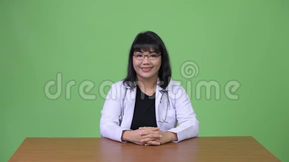 美丽的亚洲女医生介绍了一些东西视频的预览图