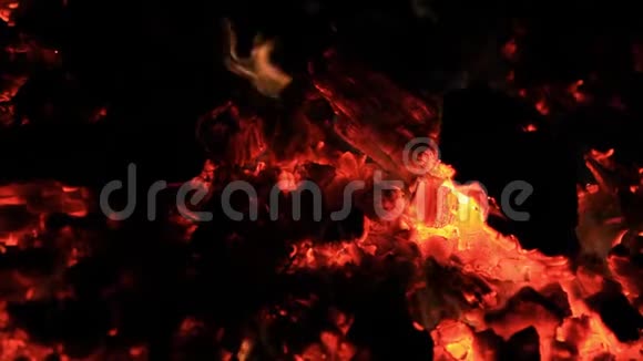 声音极端的特写视频木炭和余烬后燃烧野餐长凳在一个聚会结束时由一具水视频的预览图