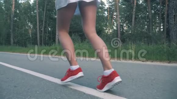 健康的生活方式观念女性慢跑的慢动作镜头视频的预览图