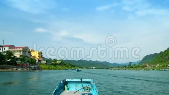 木船漂浮在美丽的河岸上的热带河流上视频的预览图