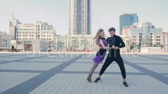 快乐的夫妻跳舞街视频的预览图