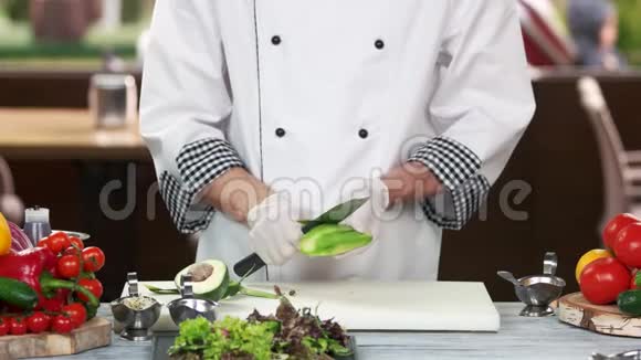 厨师带刀剥牛油果视频的预览图