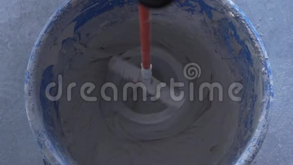 在钻头上用搅拌机搅拌混合视频的预览图