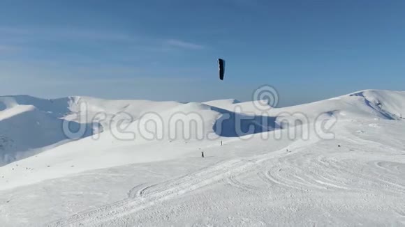 雪山顶上的速滑男子漂亮的空中射击视频的预览图