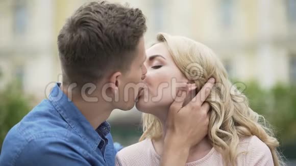 情侣接吻女孩贴纸心年轻人恋爱浪漫视频的预览图