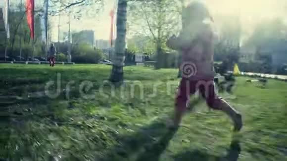 一个女孩在公园里跑步视频的预览图