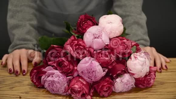红玫瑰和粉红色牡丹花束视频的预览图