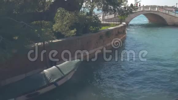 威尼斯风景船停在航道上人们走过桥视频的预览图