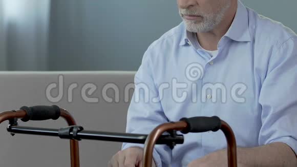 老人坐着看着走架脊柱外伤犹豫不决视频的预览图