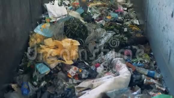 很多家庭垃圾在一条线上关闭工厂线上满是移动垃圾视频的预览图