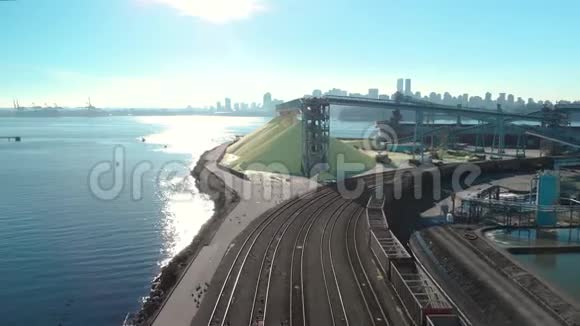 空中拍摄的火车场和港口设施与温哥华市中心的背景视频的预览图