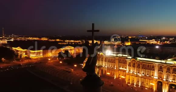 在俄罗斯圣彼德堡的亚历山大柱和宫殿广场上鸟瞰城市的中心观光视频的预览图