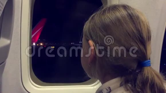 飞机起飞时向窗外看飞机跑道上运动的少女视频的预览图
