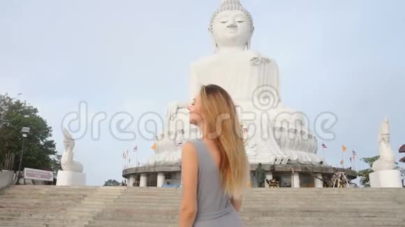 蜜月期间泰国佛像附近的慢动作年轻妻子视频的预览图
