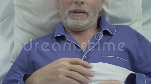 老人躺在床上醒来后伸展身体脸上微笑睡得很香视频的预览图