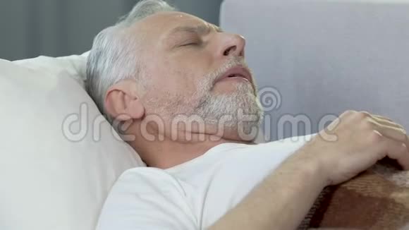 一位老人躺在床上睡得不好做噩梦压力很大视频的预览图