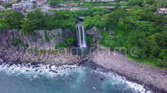 韩国济州岛Jeongbang瀑布的电影空中景观视频的预览图