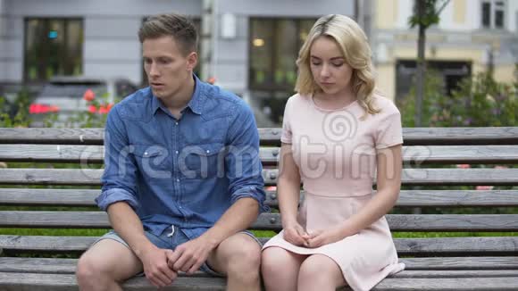 男朋友和女朋友坐在长凳上女孩子拍着男人的脸离开视频的预览图