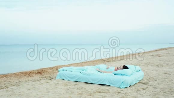 女孩躺在海边的床上视频的预览图