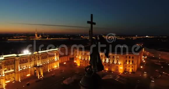 在俄罗斯圣彼德堡的亚历山大柱和宫殿广场上鸟瞰城市的中心观光视频的预览图