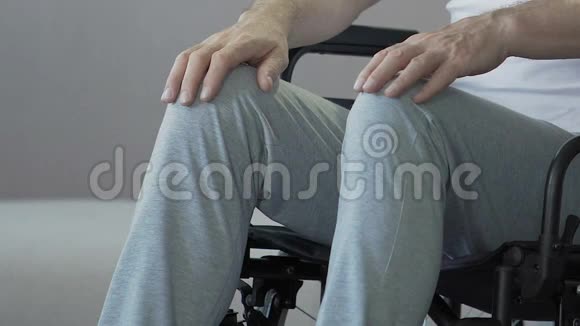 坐在轮椅上的瘫痪男性脚视频的预览图